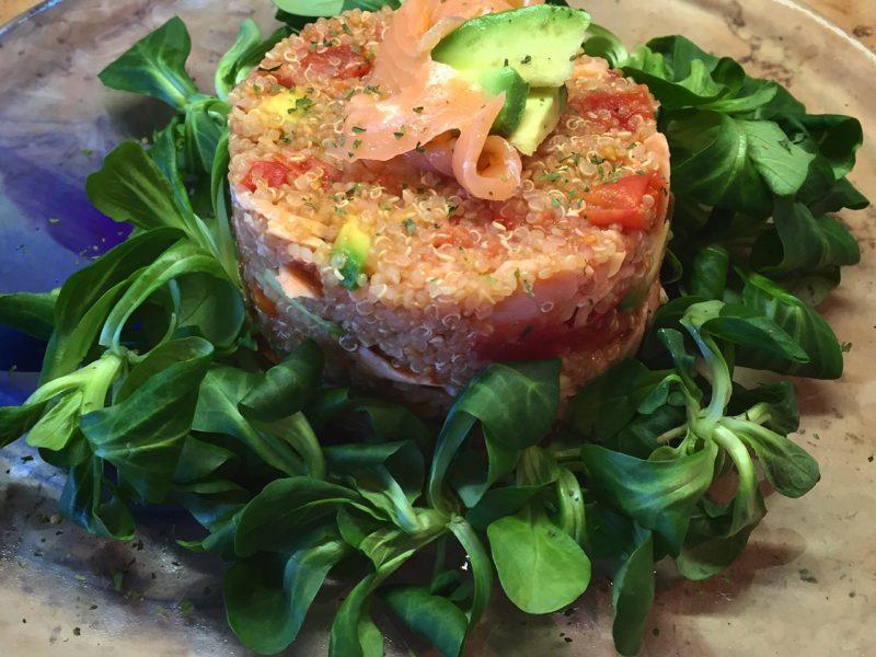 Quinoa con salmone, avocado e pomodorini