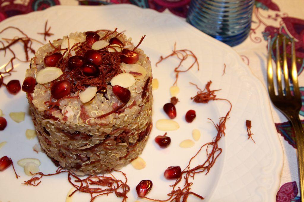 Quinoa con sfilacci, melagrana e mandorle tostate