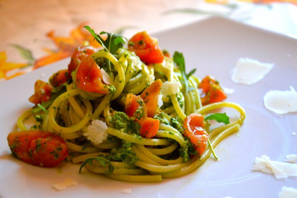 Spaghetti con pesto di rucola e pomodorini