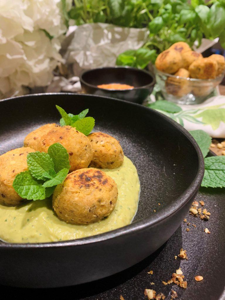 Polpette di lenticchie su salsa di piselli