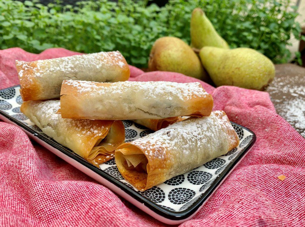 Involtini di pasta fillo con pera e cioccolato