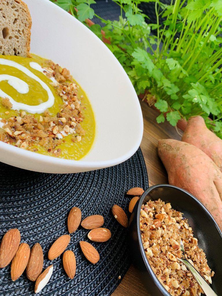 Vellutata di asparagi con croccante alle mandorle