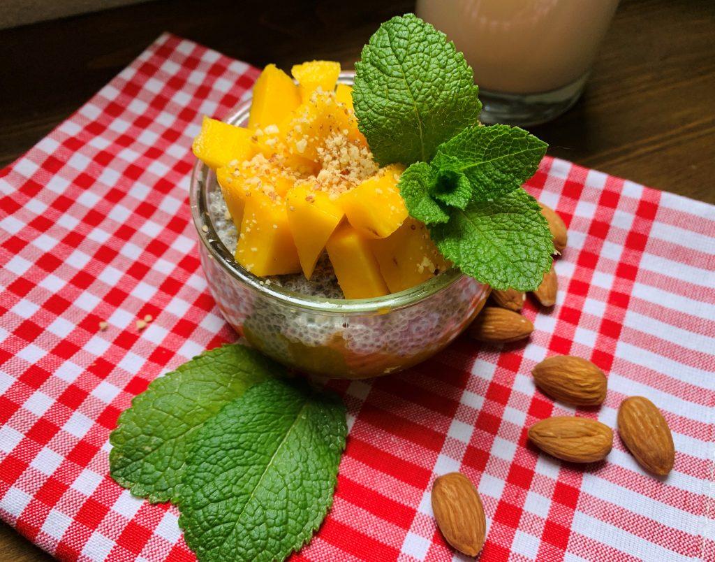 Budino di chia con mango e menta