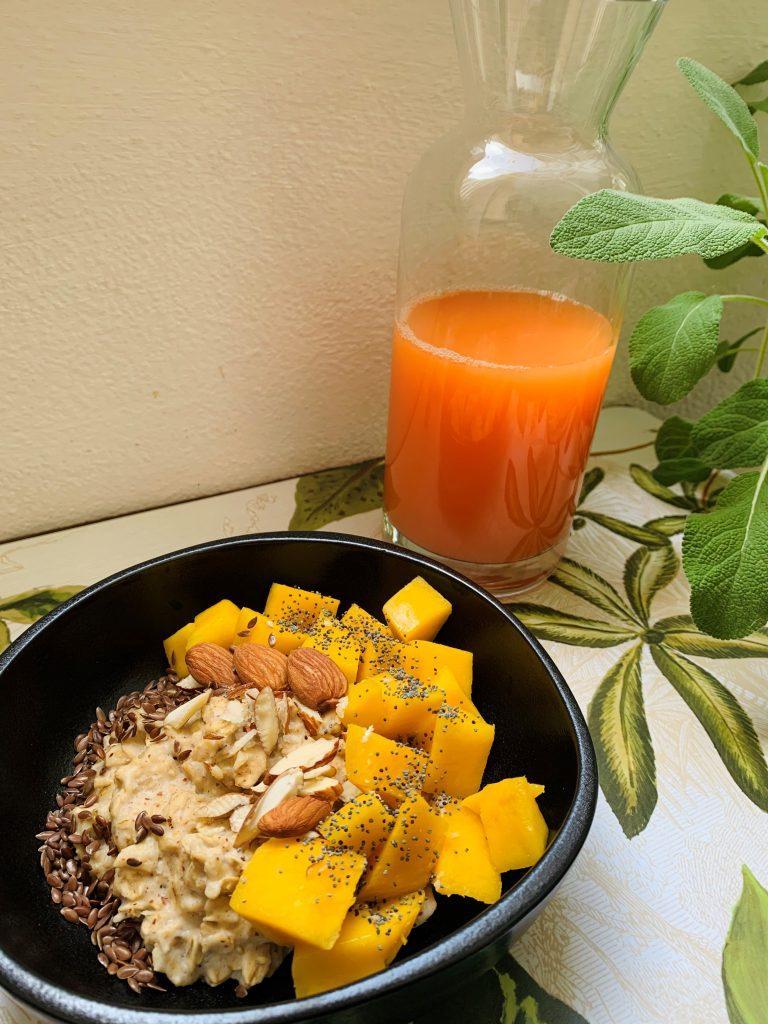Porridge alle mandorle con mango