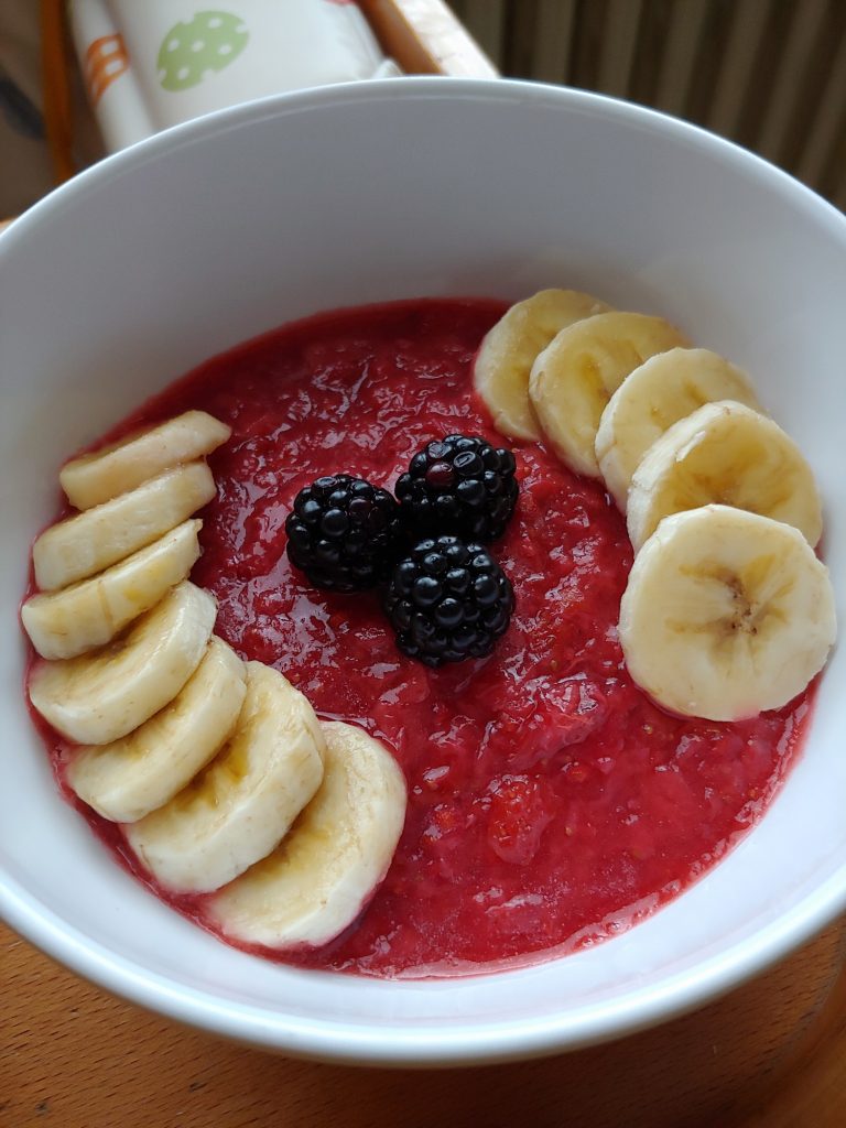 Porridge con banana e frutti rossi